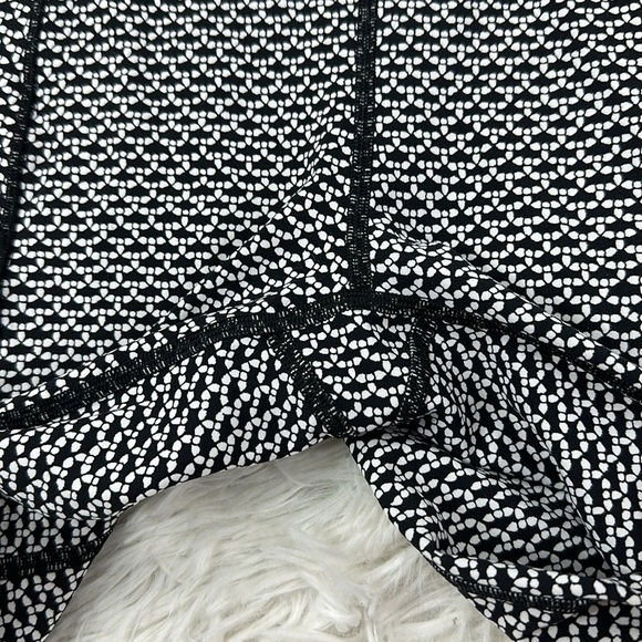 Lululemon In Movement 7/8 Tight *Everlux 25" Monochromic Black - Picture 2 of 5